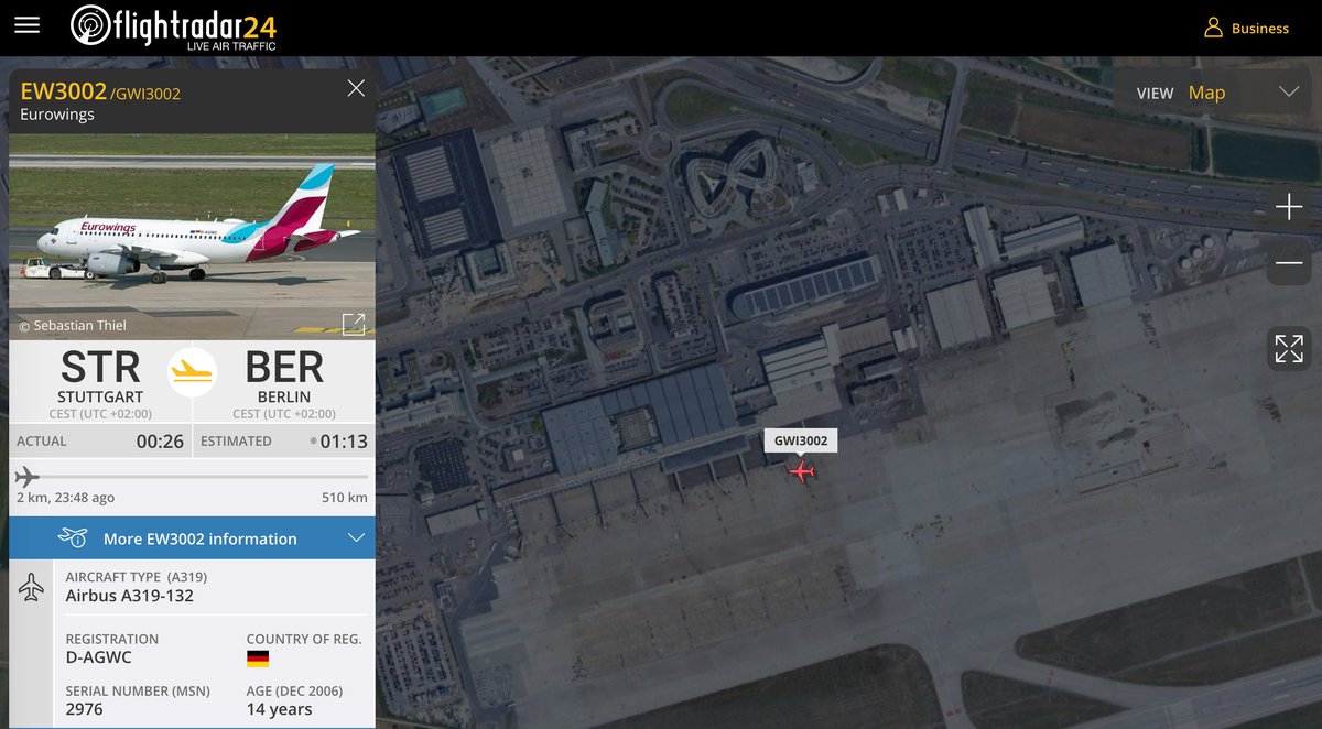 Screenshot von Flightradar24 - Ein Flugzeug steht am Terminal 4. Eurowingsmaschine, Flug EW3002. Flugzeugalter 14 Jahre.