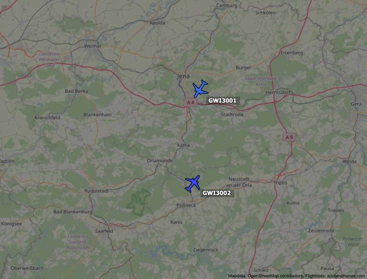 Screenshot von ADSB-Exchange - 2 Flugzeuge nebeneinander, in entgegen gesetzte Richtungen fliegend über Jena