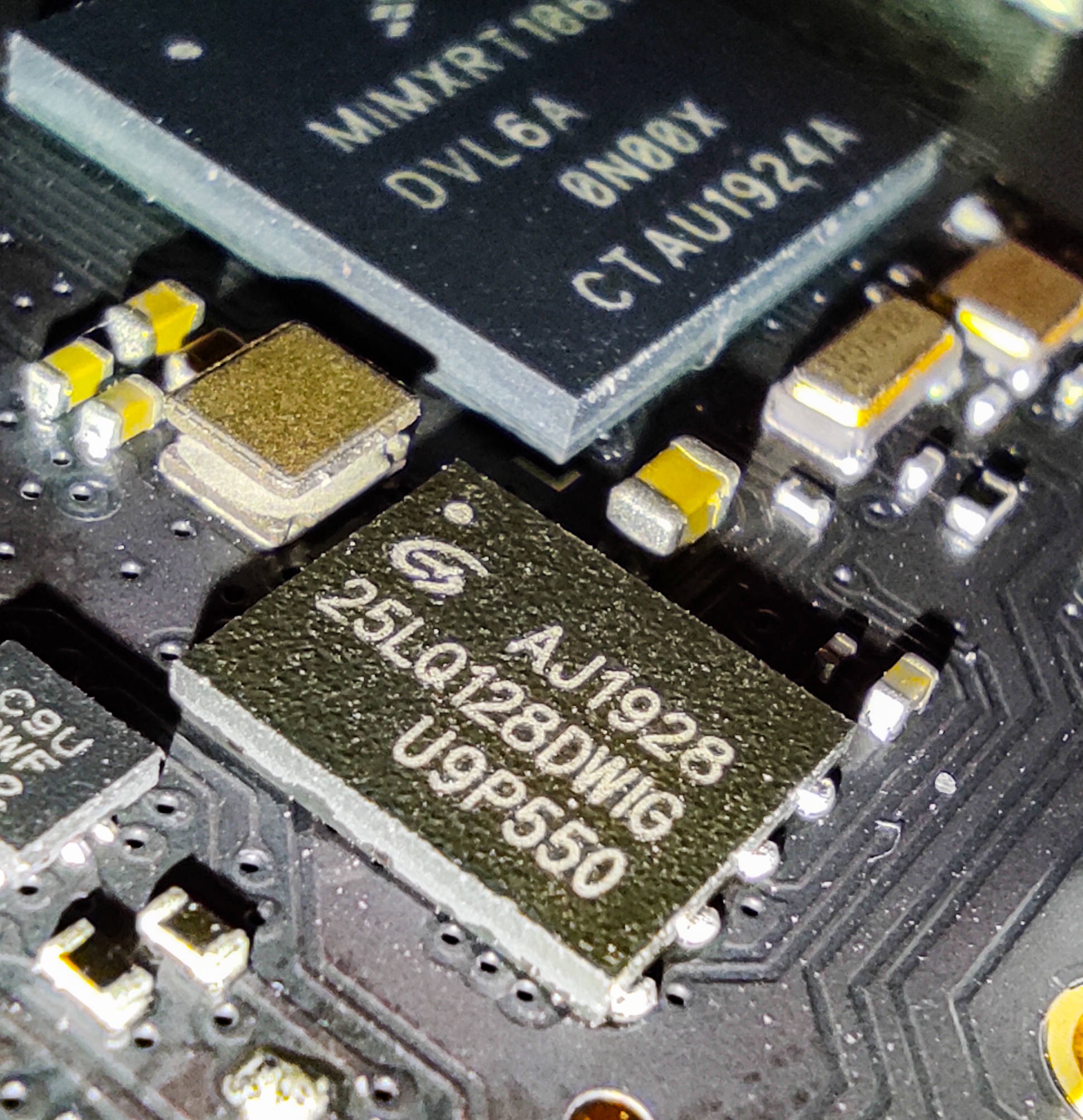 Makroaufnahme des Flash und CPU-Chip im Hintergrund