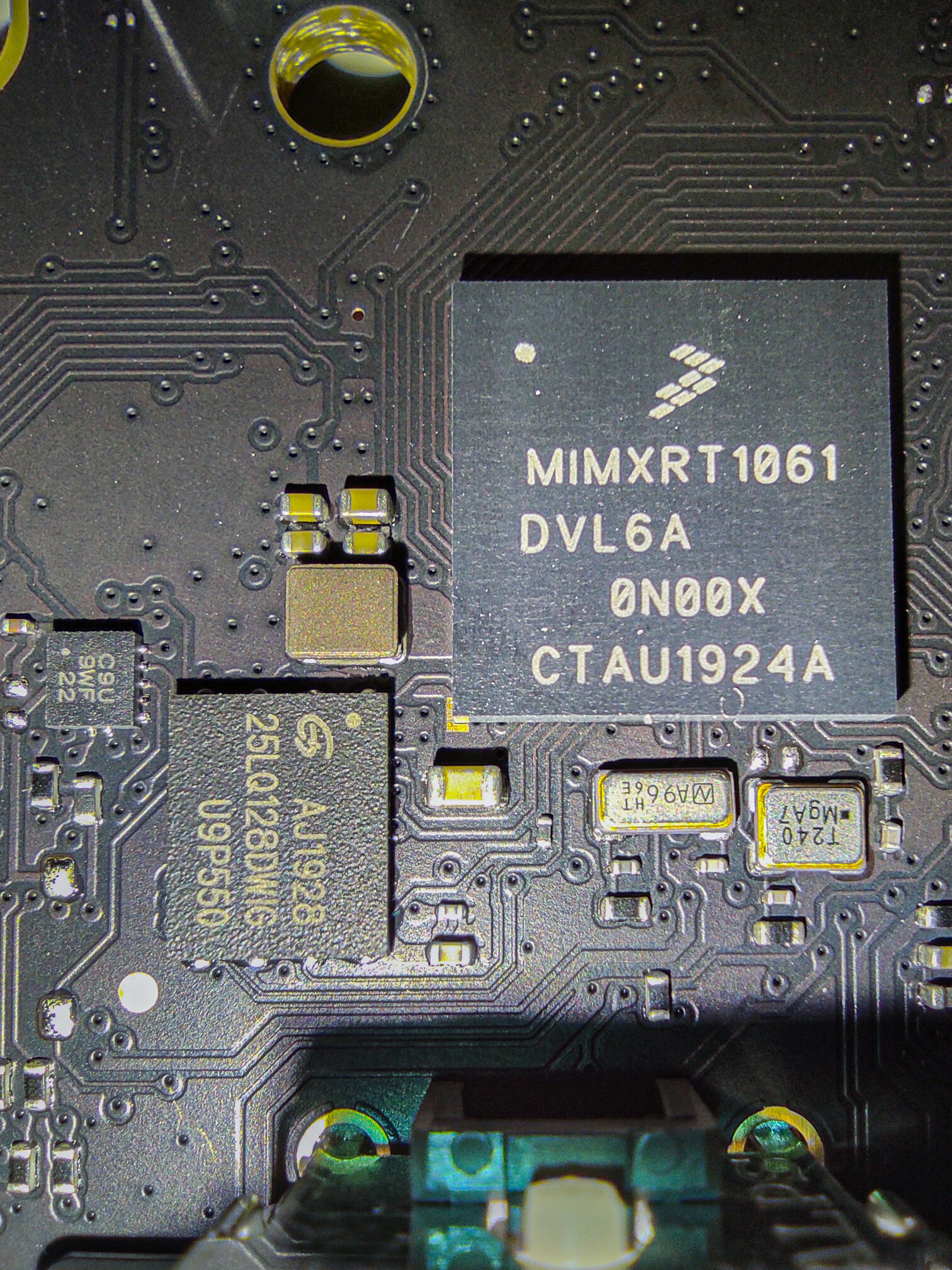 Nahaufnahme des CPU (oben rechts) und des Flash-Chips (links unten)