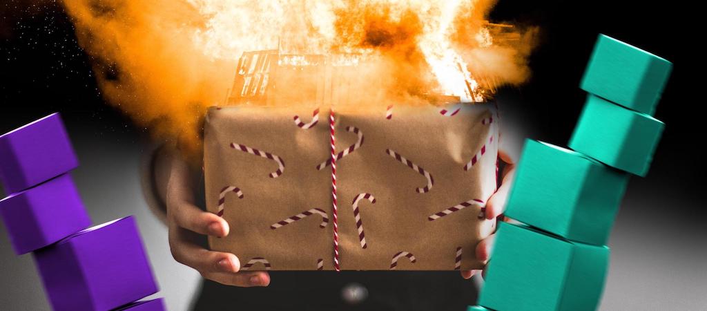 Brennende Geschenkebox zwischen Bauklötzen